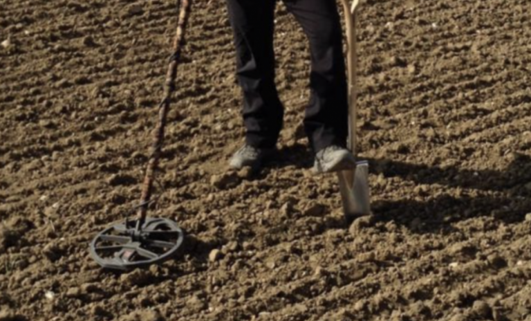 Un hombre encuentra un tesoro de hace 1000 años gracias a su detector de metales