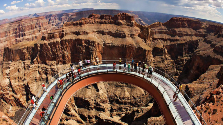 Un joven se lanza al vacío desde el ‘Skywalk’ del Cañón del Colorado durante una visita turística