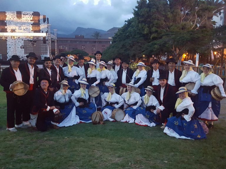 El folklore y el baile tradicional de toda Canarias se cita en Teror