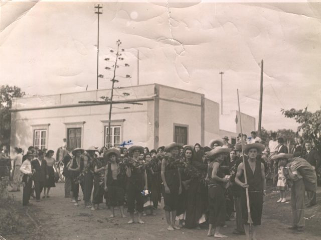 Foto De Los Años 50 De Vecinos De Tamaraceite De Camino A Teror Que Se Repetirá En La Carreta Del Cabildo De Este Año.