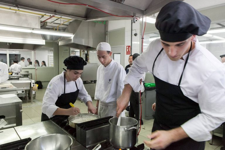 Turismo pone en marcha ‘Escuela de Aprendices’ un nuevo programa pionero en España que formará a 43 jóvenes canarios con prácticas remuneradas