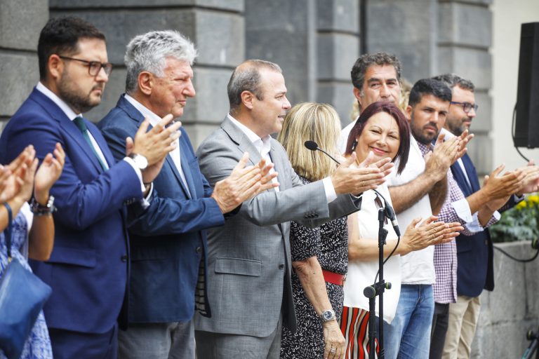 El Ayuntamiento de Las Palmas de Gran Canaria homenajea a los 300 trabajadores que participaron en las labores de extinción de los incendios de Gran Canaria  