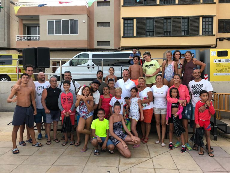 La juventud de Agüimes se sumerge en la 1ª edición del festival «Mareas Vivas» en la playa de Arinaga