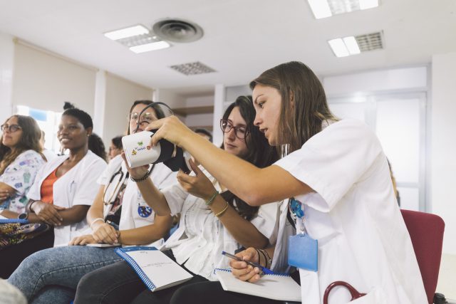 Médicos Pediatras Practicando Con Las Gafas De Realidad Virtual