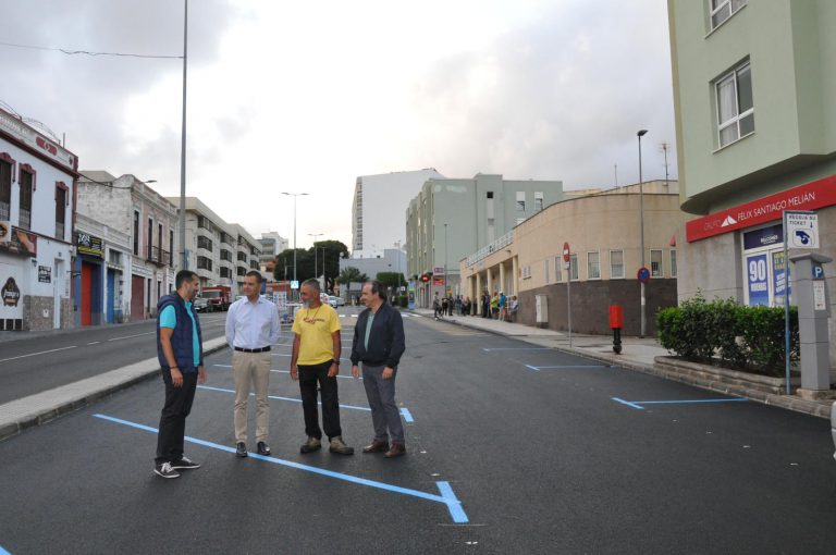 El Ayuntamiento de Santa María de Guía reasfalta varias calles en la zona comercial abierta del casco urbano de la ciudad