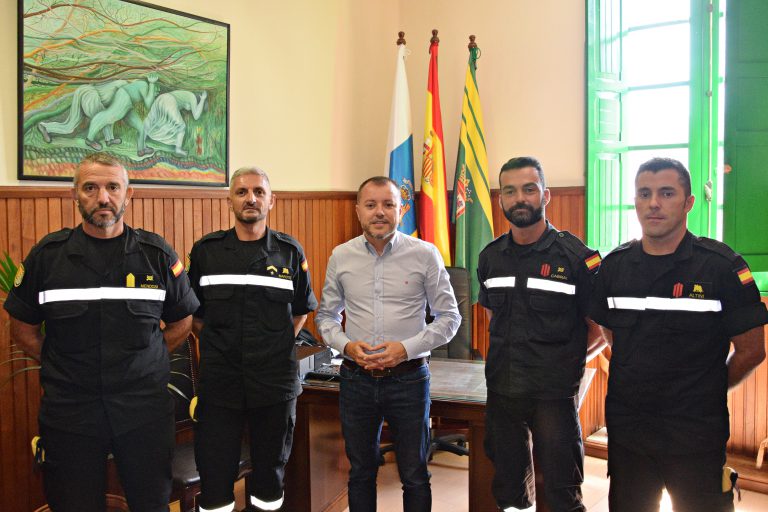 Teodoro Sosa recibe a los militares galdenses de la UME que participaron en la extinción de los incendios forestales