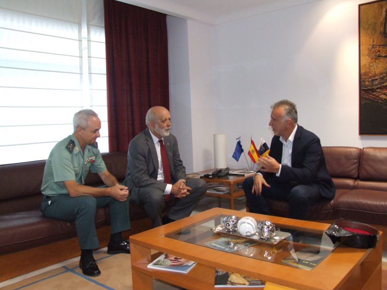 El presidente de Canarias se reúne en Lanzarote con el director general de la Guardia Civil y el jefe de este cuerpo en la Zona de Canarias