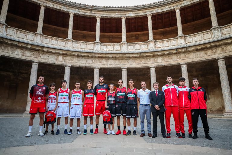 El Coviran Granada ‘luce’ las nuevas equipaciones en la Alhambra