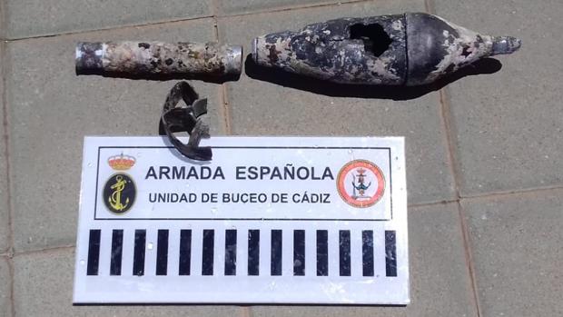 La Armada neutraliza cuatro proyectiles en una playa de Cádiz