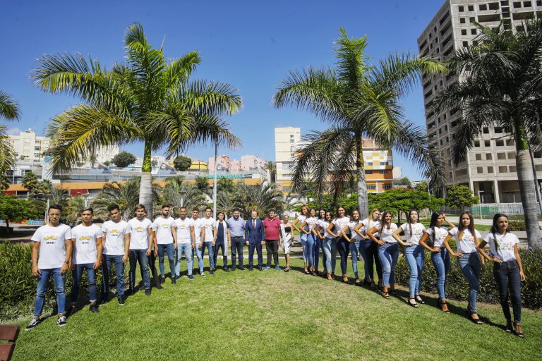 Augusto Hidalgo mantiene un encuentro con los candidatos a rey y reina de las Fiestas de Los Dolores