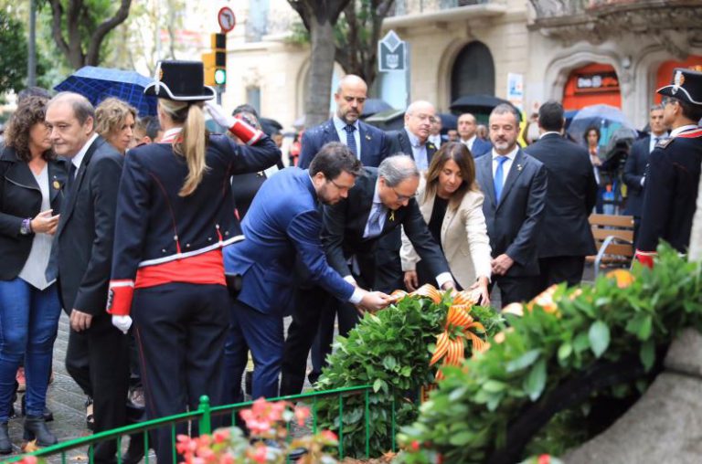 Hacen sonar el himno de España desde un balcón mientras Torra hace la ofrenda floral de la Diada