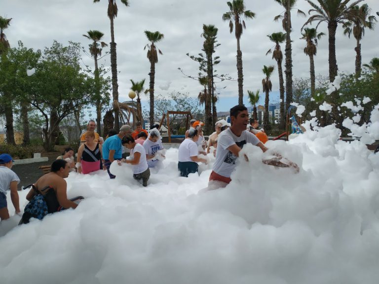 San Juan de Dios celebra las últimas jornadas estivales con la fiesta de la espuma