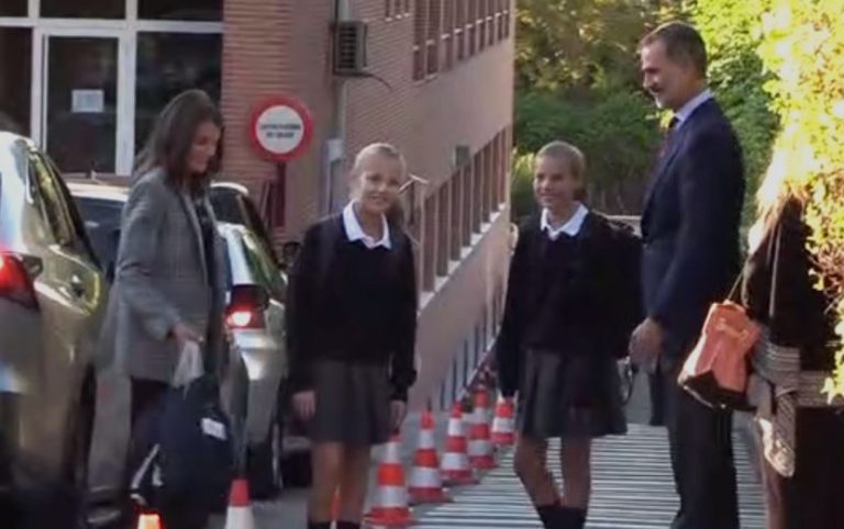 Las imágenes de los reyes acompañando a Leonor y a Sofía en su primer día de cole