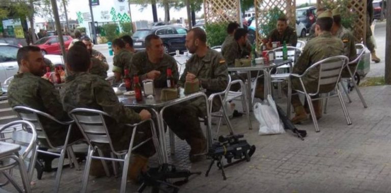 Defensa investigará por qué un grupo de militares dejó sus armas en el suelo mientras bebían cerveza