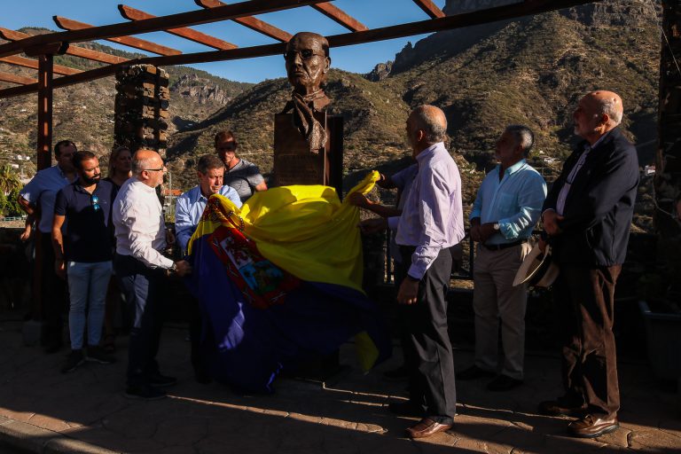 Una escultura de homenaje a Néstor Álamo cumple el deseo del artista de que ‘Sombra del Nublo’ quede grabada en Tejeda