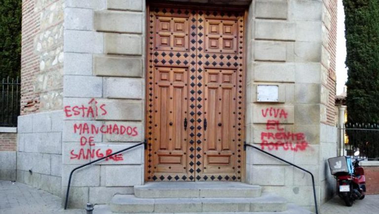 Una parroquia amanece con pintadas que llaman «fascistas» a los católicos