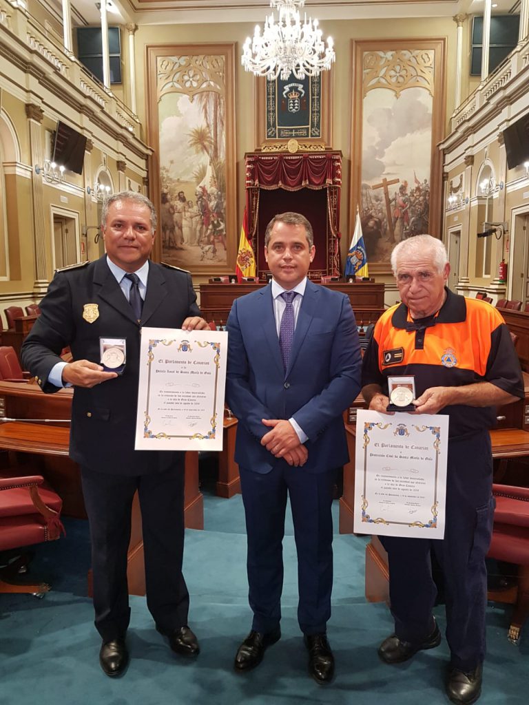 Policía local y Protección Civil de Guía recibieron en el Parlamento de Canarias el reconocimiento oficial  a la colaboración prestada durante el incendio