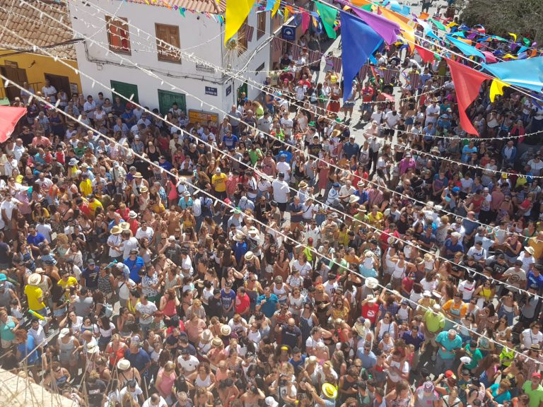 El repique de campanas congrega a cientos de vecinos y visitantes en San Nicolás de Tolentino