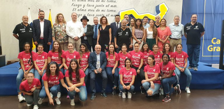 Las campeonas del Rocasa presentan la Supercopa de España al Cabildo de Gran canaria, el séptimo trofeo en cinco años