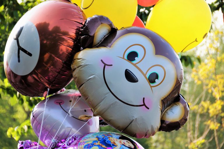 Un vendedor de globos, a punto de salir volando por una ráfaga de viento en Disney World