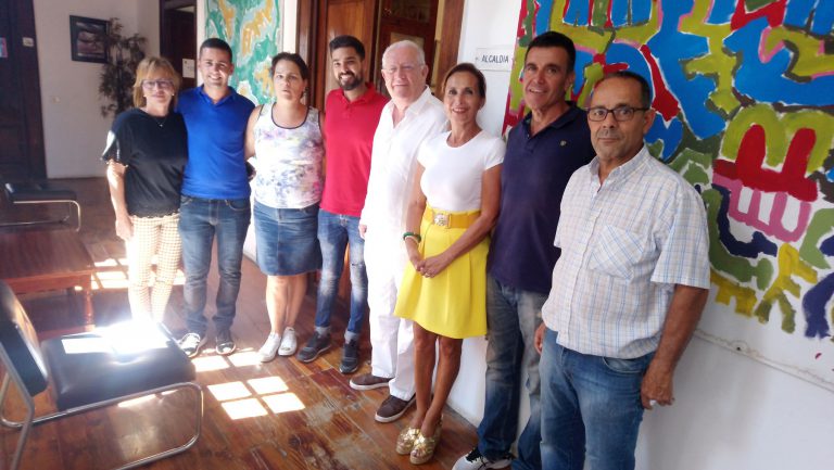 El escritor J.J. Armas Marcelo visita la Villa de Agaete