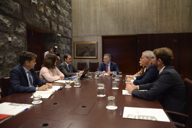 El presidente de Canarias anuncia un aumento del 13% en las plazas aéreas de Vueling e Iberia Express en sus rutas al Archipiélago