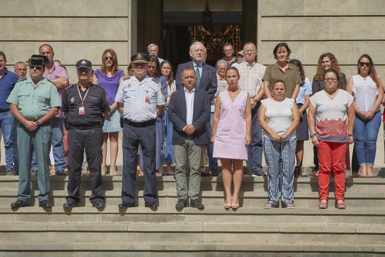 El Ayuntamiento de Santa Cruz y la Subdelegación del Gobierno de España guardan un minuto de silencio por la víctima de violencia machista en LPGC