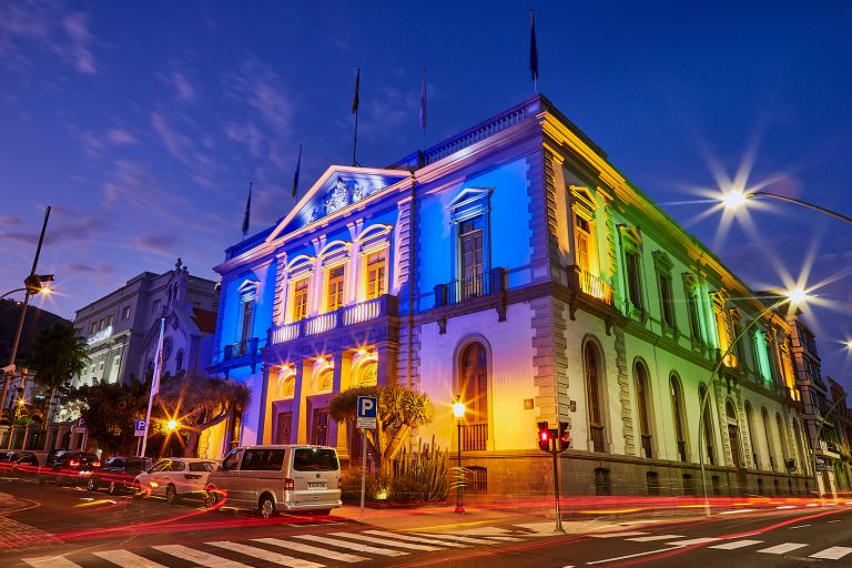 El Ayuntamiento ilumina la fachada de azul y verde por el Día Mundial de la Hipertensión Intracraneal Idiopática