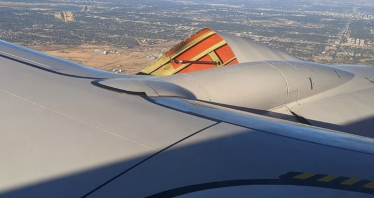 Graban cómo el motor del avión en el que viajan comienza a temblar en pleno vuelo