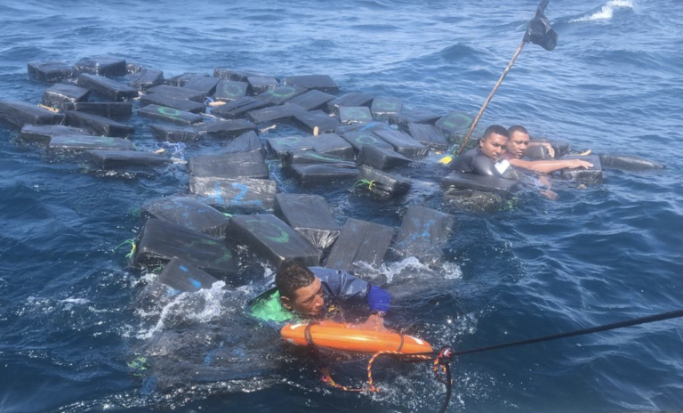 Unos traficantes sobreviven en alta mar utilizando los fardos de cocaína como flotadores