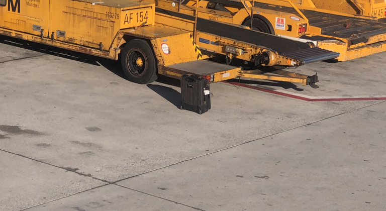 Un pasajero ve desde el avión cómo su maleta se queda olvidada en la pista del aeropuerto