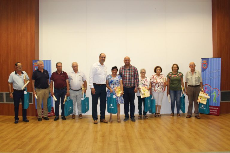 Las asociaciones de la tercera edad del municipio reciben un reconocimiento institucional