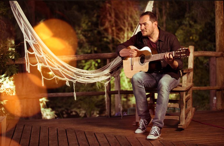 Ismael Serrano se sube al escenario del Teatro Leal acompañado solo de su voz y su guitarra