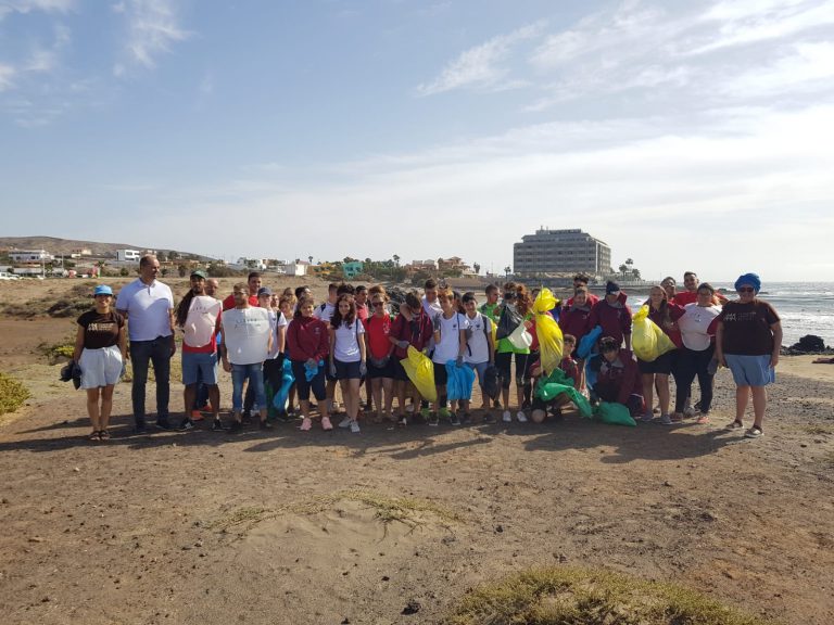 Los jóvenes se suman a la actividad de limpieza de la playa La Jaquita a través del proyecto ‘Libera’