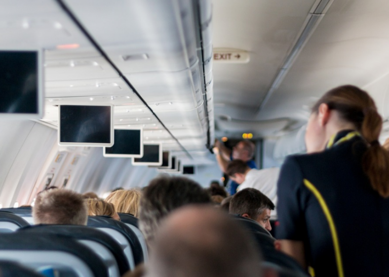 Un piloto de una aerolínea golpea y escupe a una azafata