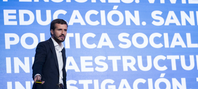 Casado aplaca las críticas al retocar fichajes polémicos de cara al 10N