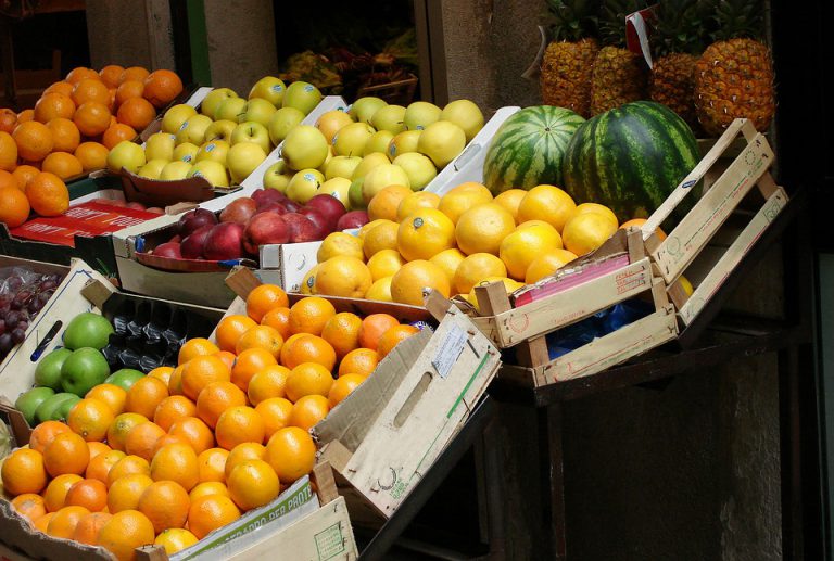 Una frutería de Hospitalet estafa 26.000 euros a un anciano