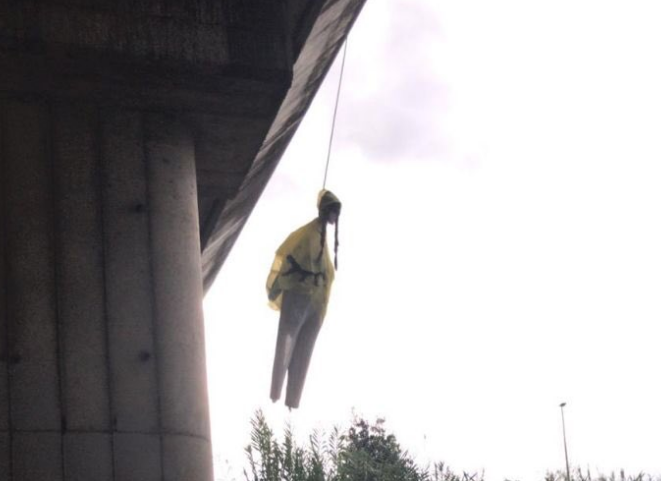 Aparece un muñeco de Greta Thunberg colgado de un puente en Roma