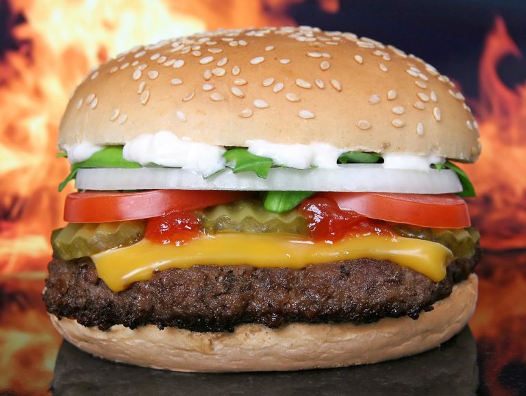 Polémico spot: anuncian una hamburguesa usando una agresión a una mujer