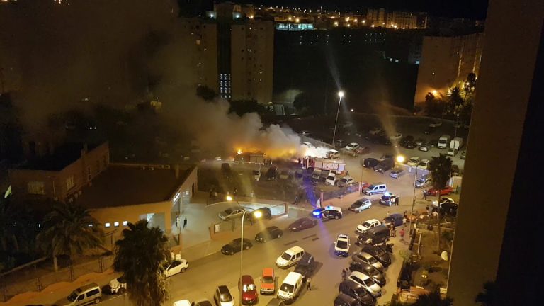 Arden 5 coches que se encontraban aparcados junto al Centro de Salud de La Feria