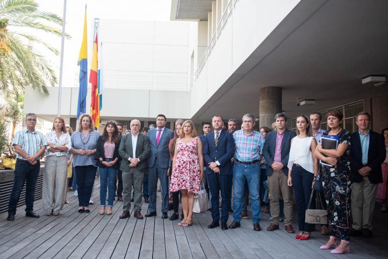 El Cabildo guarda un minuto de silencio en repulsa por el asesinato machista en la capital grancanaria