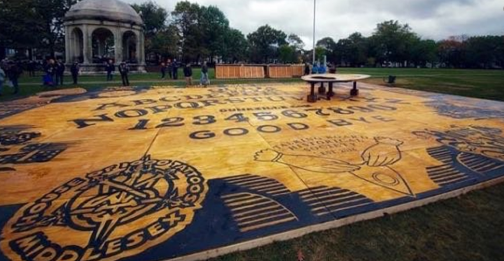 Así es la tabla de ouija más grande del mundo