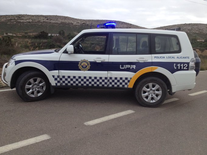 Choca contra tres árboles, huye arrastrando un tronco y vuelca en las vías del tranvía