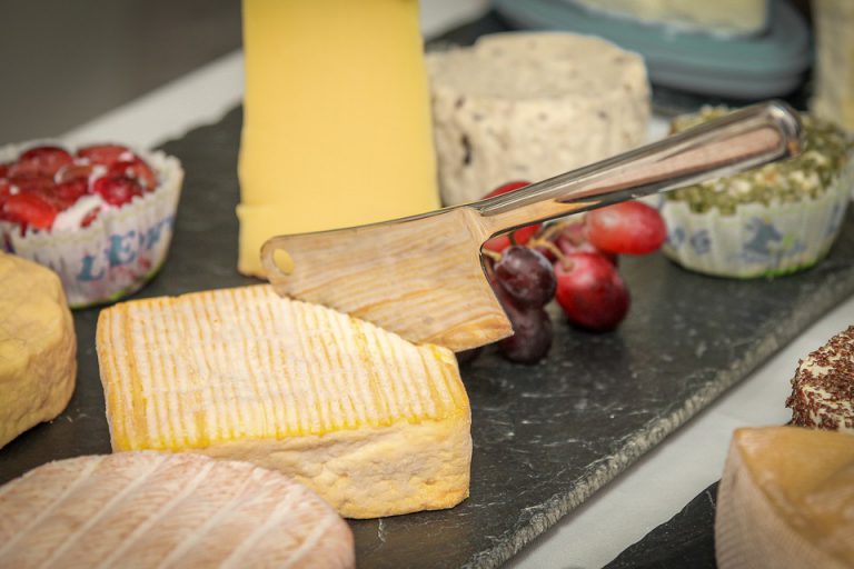 Sanidad ordena retirar otros trece lotes de queso por la presencia de listeria y E. coli