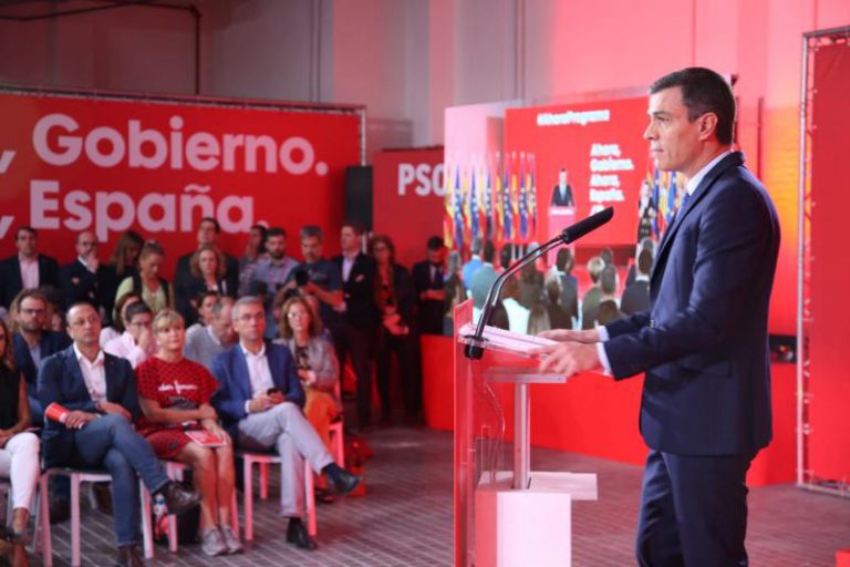 Sánchez anima a responder al voto franquista por el que «compiten» PP y Vox