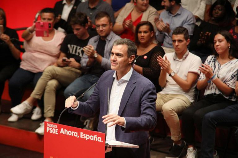 Sánchez pide ahora a PP, Cs y Podemos que «estén detrás» del Gobierno si tiene que aplicar el 155