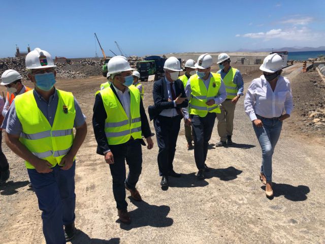 Sebastián Franquis Visita Las Obras De Ampliación Del Puerto De Playa Blanca 3