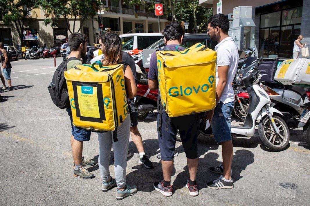 Repartidores de Glovo esperando a los pedidos