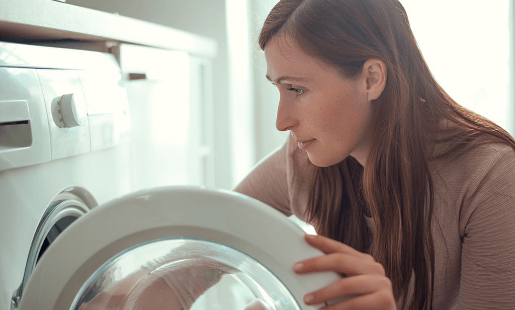 Cómo atrapar los pelos en la lavadora y otros trucos para hacer la
