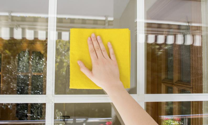 Cómo limpiar los cristales de las ventanas por fuera y sin dejar marcas
